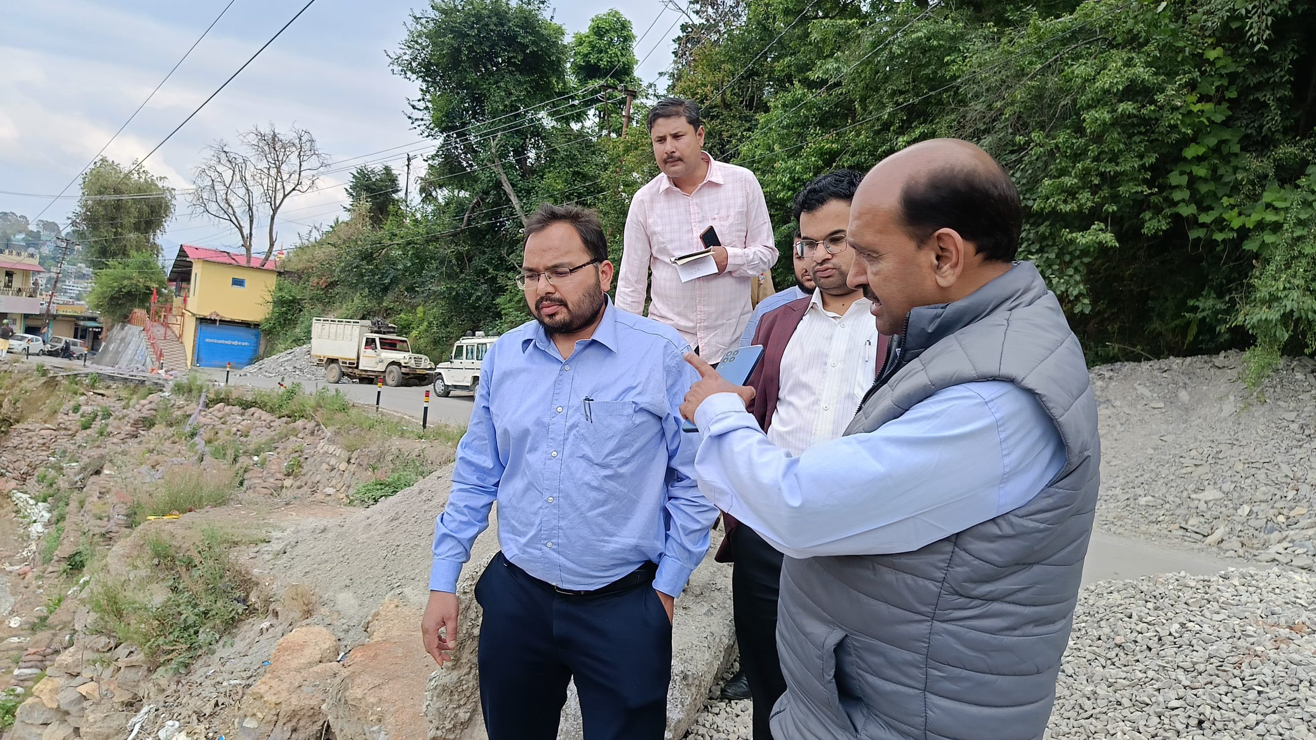 अपर जिलाधिकारी एवं उप जिलाधिकारी सदर ने किया पुनेडी–लिंठूडा मोटर मार्ग का स्थलीय निरीक्षण